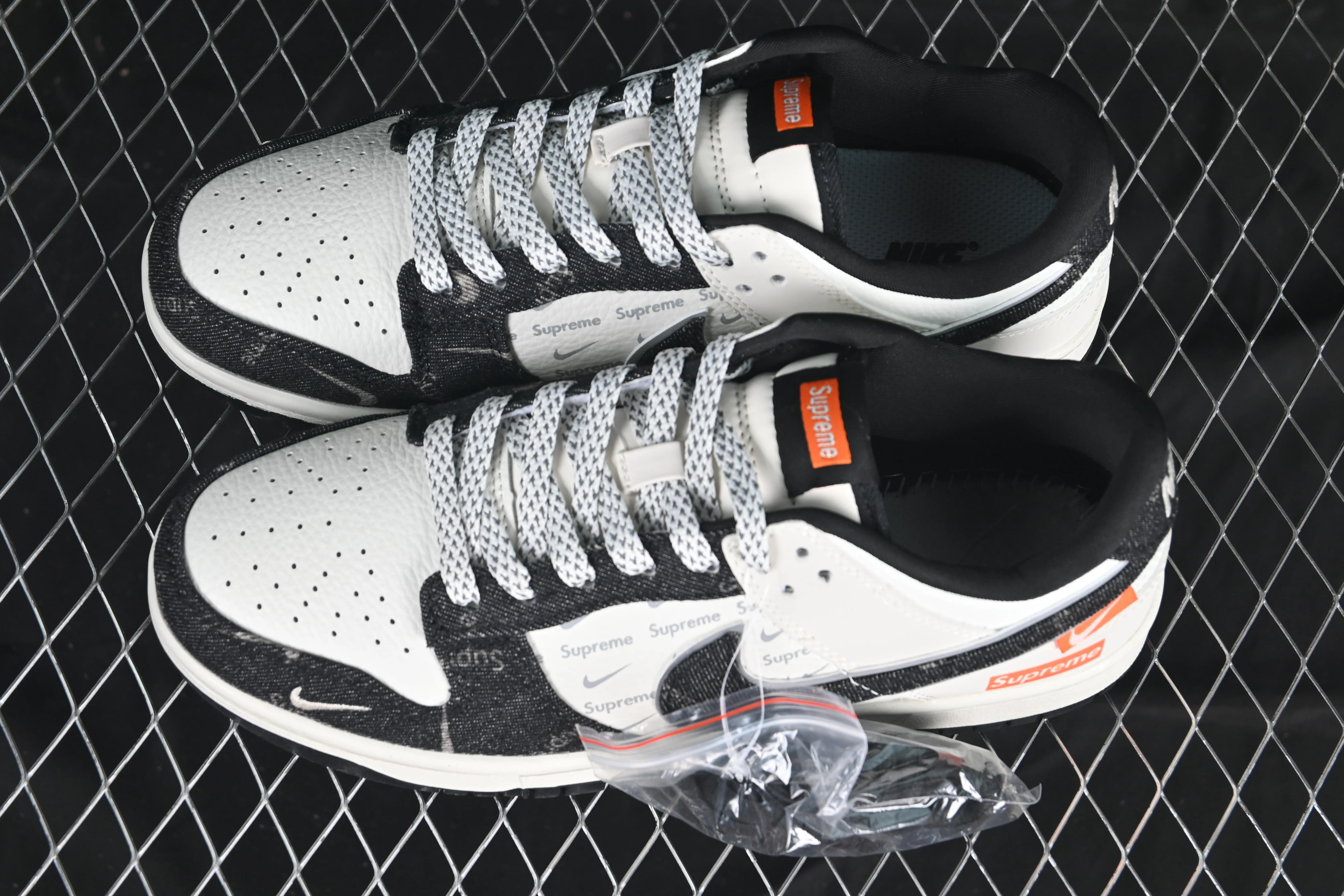 All categories Nk SB Dunk Series Nk SB Dunk Low High-end customized low-top sneakers Nike SB Dunk Low Sup joint black denim Anniversary high-end customized low-top casual sneakers SC9207-414
